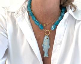 Ketting grote acrylkralen turquoise keramiek vis