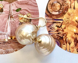 Barok parel oorbellen groot licht goud/goud