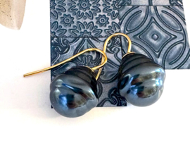 Barok parel oorbellen blauw