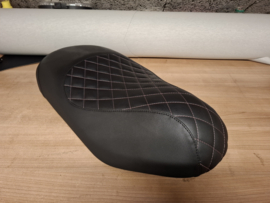 Zwart met oud-roze ruitpatroon