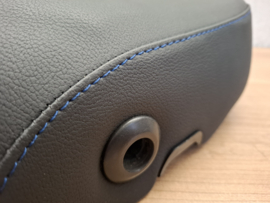 zwart met blauw streepmotief