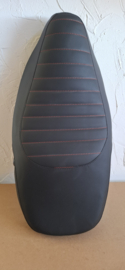 zwart met rood streepmotief