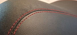 zwart met anti-slip en rood sierstiksel