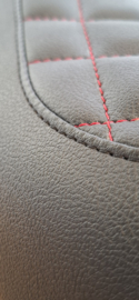 Zwart met rood ruitpatroon
