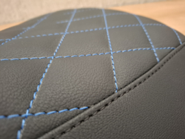 zwart met blauw ruitmotief