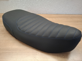 zwart met blauw streepmotief