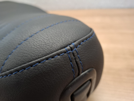 zwart met blauw streepmotief
