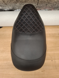 Zwart met oud-roze ruitpatroon