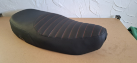 zwart met rood streepmotief