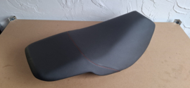 zwart met rood stiksel