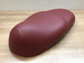 Donkerrood met koperkleurig stiksel