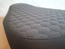 Zwart met hexagon stiksel