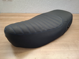 zwart met blauw streepmotief