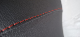 zwart met rood stiksel