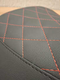zwart met rood ruitmotief