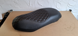 Zwart met rood ruitpatroon