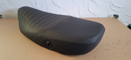 zwart met rood streepmotief