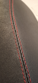 zwart met anti-slip en rood sierstiksel
