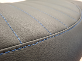 zwart met blauw streepmotief