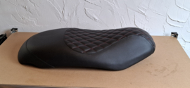 Zwart met rood ruitpatroon