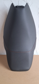 zwart met rood stiksel