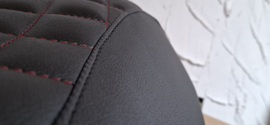 Zwart met rood ruitpatroon