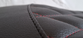 Zwart met rood ruitpatroon