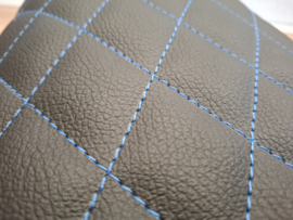 zwart met blauw ruitpatroon