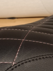 Zwart met oud-roze ruitpatroon