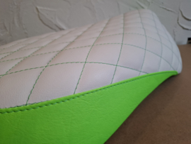 wit met fluor-groen en wit, groen stiksel in ruitvorm