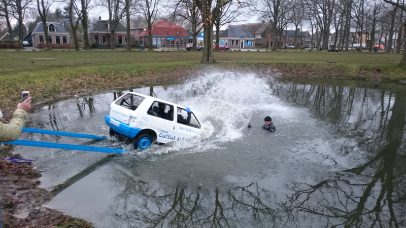 Auto Te Water Cursus 1, Eruit Door De Ruit!
