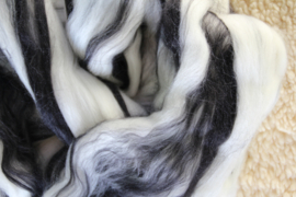 71% Merino / 29% TussahZijde in zwart