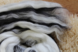 71% Merino / 29% TussahZijde in zwart