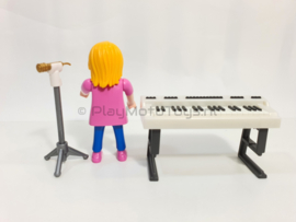 Playmobil 9095 - Special Plus Zangeres met Keyboard. 2e hands.