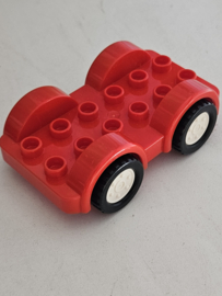 Lego Duplo auto basis 2 x 6 rood met witte wielen