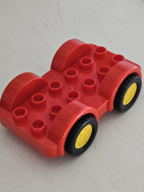 Lego Duplo auto basis 2 x 6 rood met gele wielen