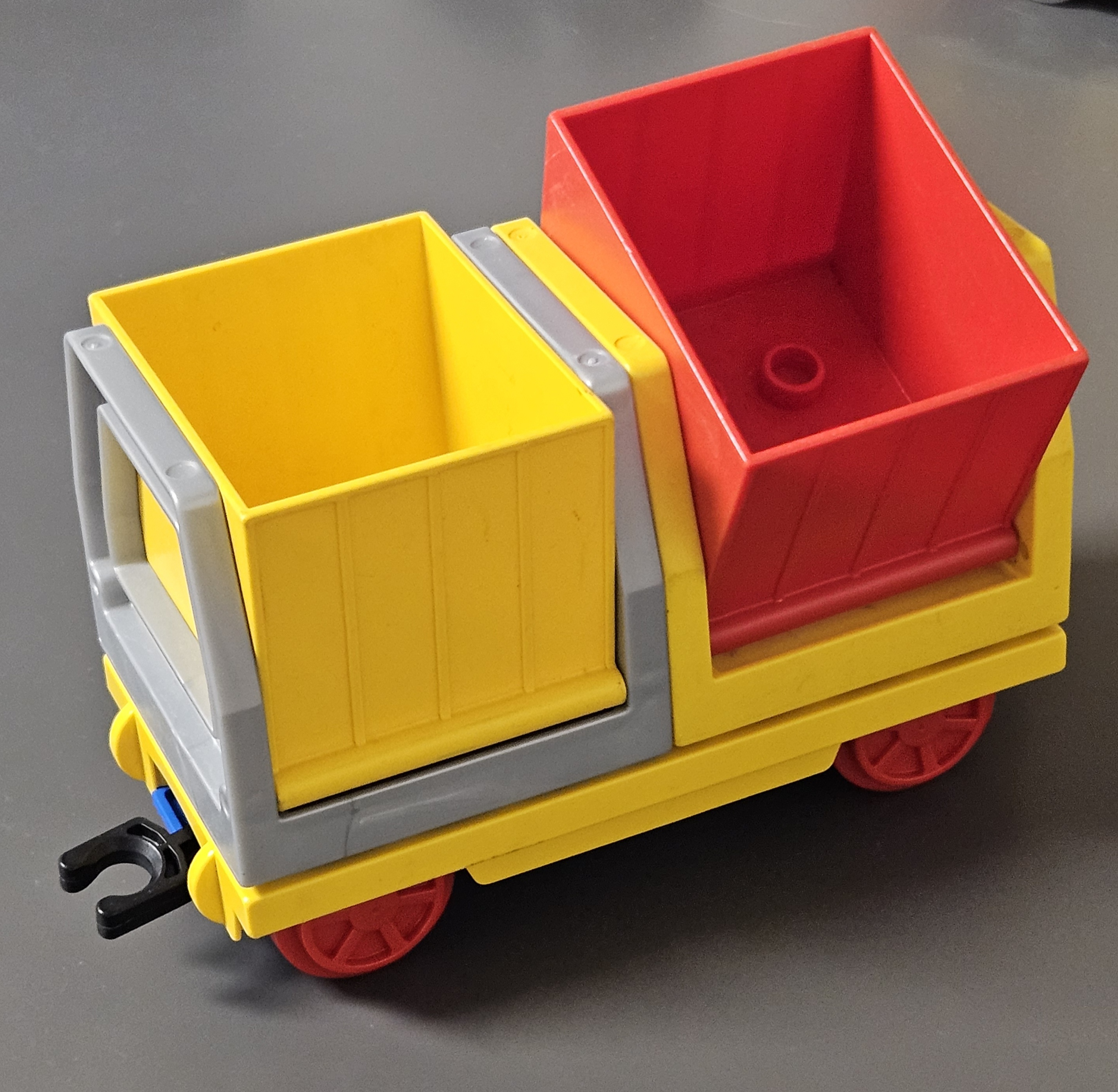Lego Duplo trein wagongeel met rood en geel containers