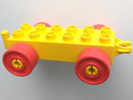 Lego Duplo auto/trein aanhanger 2x6  geel met rode wielen