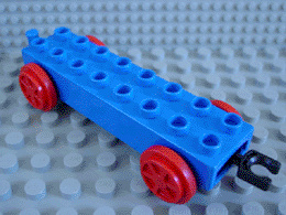Duplo trein basis 2x8 blauw met rode wielen en beweegbare haak duptrain01