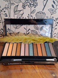 max & more eyeshadow palette