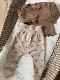 Babybroekje hartjes beige