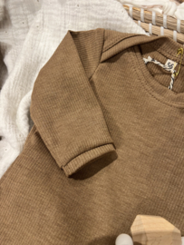 Shirt envelophals fijne rib bruin gemeleerd