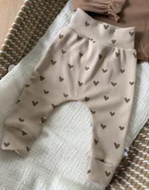 Babybroekje hartjes beige