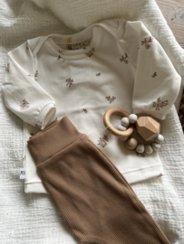Shirtje envelophals kleine bloem