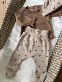 Babybroekje hartjes beige