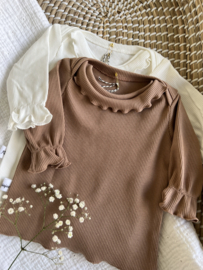 Shirt envelophals met roezel fijne rib cacao