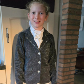 Rosy is superblij met haar glitter wedstrijdset!