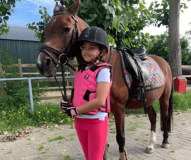 Dolliciëne is 7 jaar, een echte paardengek en supertrots op haar rijkleding!