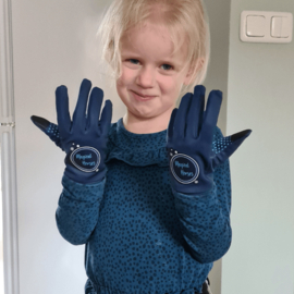 Kijk deze kleine amazone eens trots zijn op haar handschoenen!