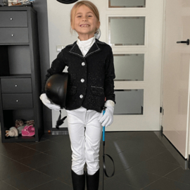 Djèm, 7 jaar, heeft haar eerste wedstrijdje gereden in glitterjasje Pirouette!
